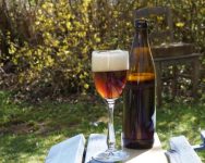 Bier auf der Gartenbank im Frühling - Belgisches Dubbel