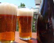 2 Biergläser mit California Common Bier, Sommerbier